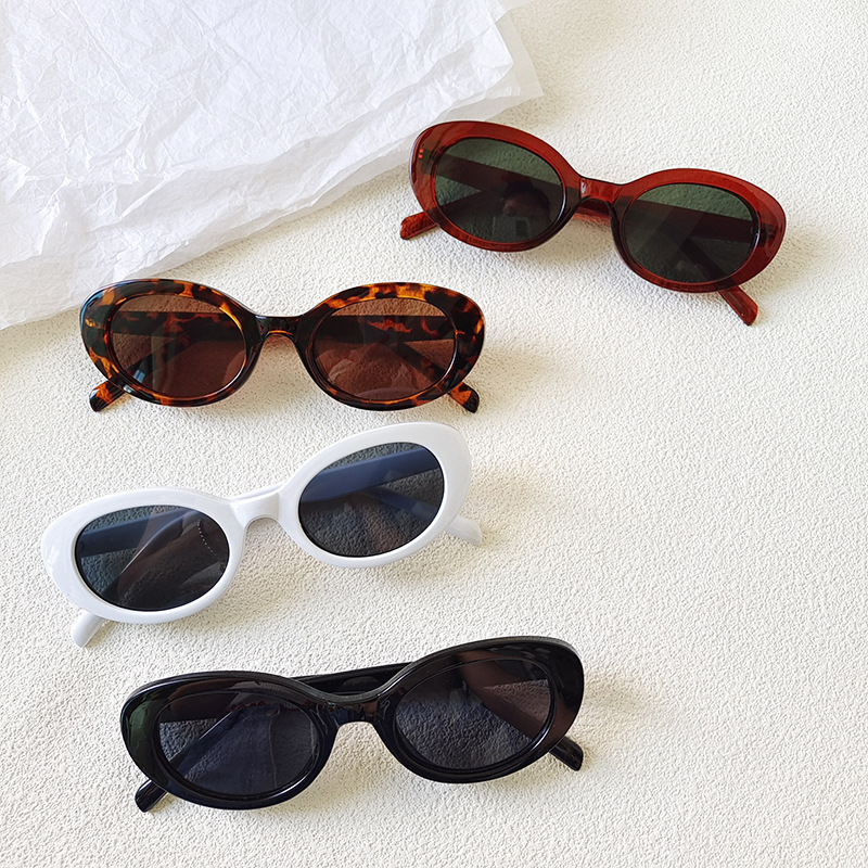 Vintage Outdoor Fashion - Kacamata Hitam Oval Kecil Vintage untuk