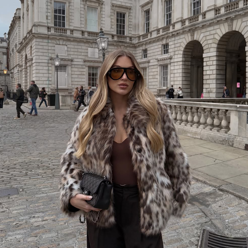 Vintage Fashion Bloggers - Mantel Bulu Imitasi Leopard Bergaya Vintage